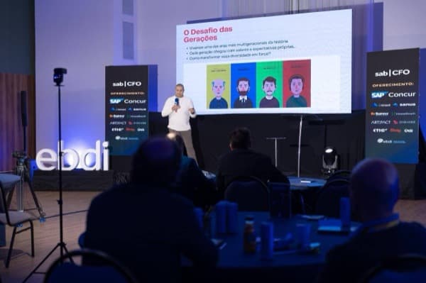 Marcelo Clay palestrando em evento corporativo